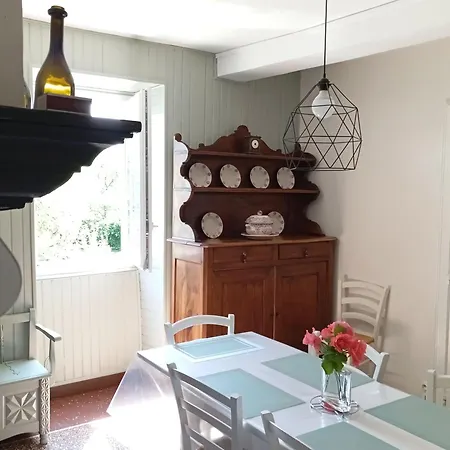 Aberou Au Pied Des Montagnes *