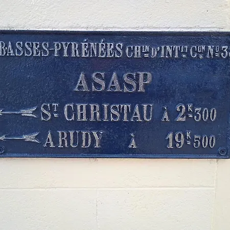 Aberou Au Pied Des Montagnes Nyaraló *