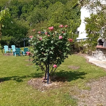 Aberou Au Pied Des Montagnes *