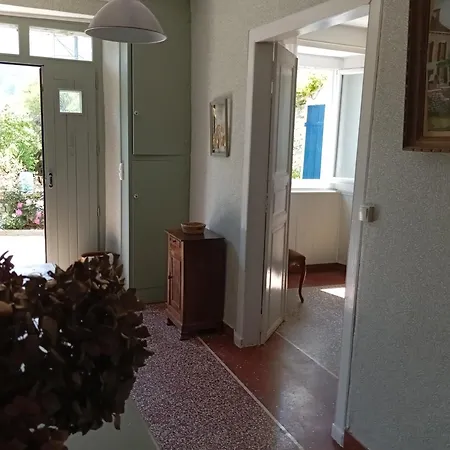 Aberou Au Pied Des Montagnes Nyaraló