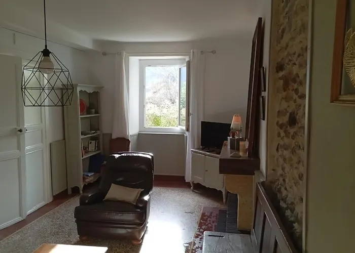 Aberou Au Pied Des Montagnes