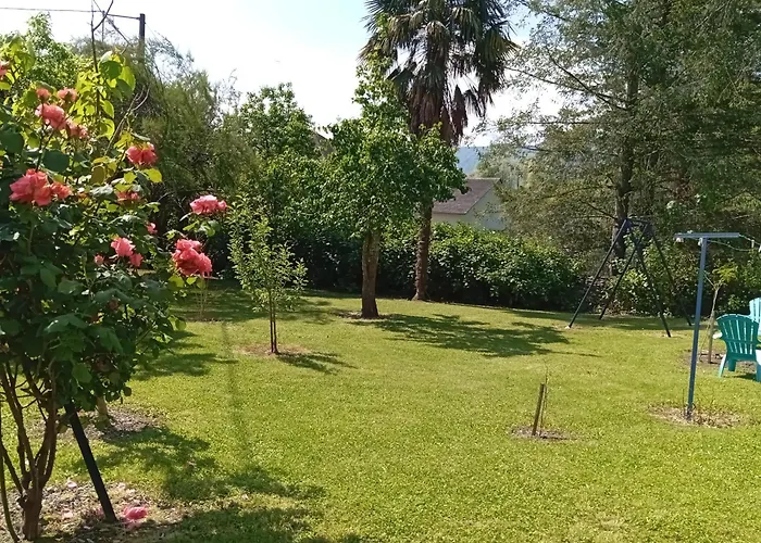 Aberou Au Pied Des Montagnes *